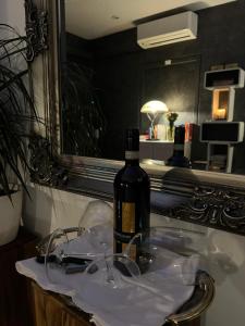 ウィーンにあるCity-Penthouse mit 4 Terassen und Whirlpoolの洗面台の上に置かれたワイン1本