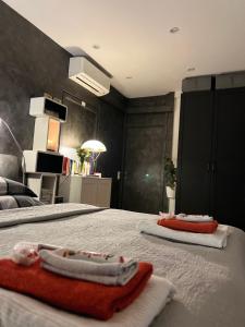 een slaapkamer met 2 handdoeken op een bed bij City-Penthouse mit 4 Terassen und Whirlpool in Wenen