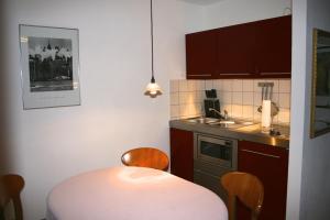 eine kleine Küche mit einem Tisch und einem Waschbecken in der Unterkunft Ferienwohnung am Schlosspark in Weinheim