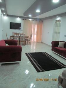 ein Wohnzimmer mit 2 Sofas und einem Tisch in der Unterkunft شقة بالجيزة in Kairo