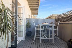 Balkón nebo terasa v ubytování Seaview No 6 Henley Beach Wifi