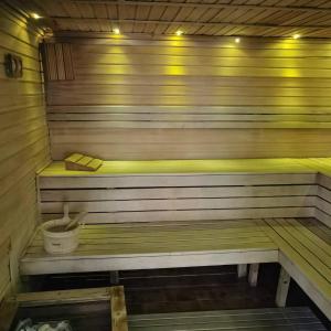 a wooden sauna with a bucket and a bucket at FOKA SPA APARTMANI 30 m from Junior in Brzeće
