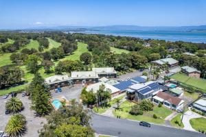 eine Luftansicht eines Resorts mit einem Parkplatz in der Unterkunft Golf Place Inn Wollongong in Primbee