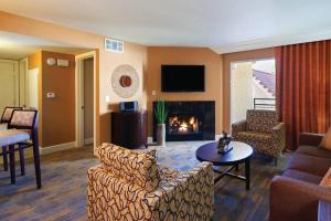- un salon avec un canapé et une cheminée dans l'établissement Weekends in May and June - Amazing Deluxe 1-Bedroom - Next to Sphere in Las Vegas!, à Las Vegas