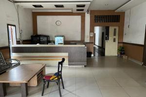 a empty room with a desk and a chair at Hotel O Pondok Surya Near Fakultas Teknik Unhas Gowa in Pakato +32 photos