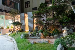 un jardín frente a un edificio en Etung Hotel en Taichung