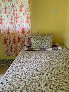 Un pat sau paturi într-o cameră la Parati casa