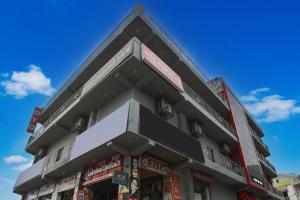 un edificio con un cielo azul en el fondo en OYO Townhouse 589 Hotel Diamond View en Greater Noida