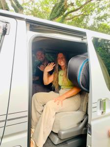 un homme et une femme assis à l'arrière d'une camionnette dans l'établissement The Orange House Weligama, à Matara