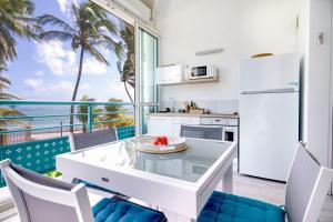 Dapur atau dapur kecil di Vue imprenable sur le lagon et accès plage Le Touloublue