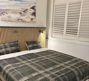 ein Schlafzimmer mit einem Bett und zwei Kissen in der Unterkunft Location Location Executive Apartment in Sydney