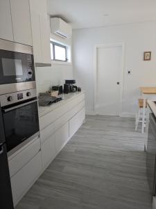 Kuchyň nebo kuchyňský kout v ubytování 2 bedroom apartment with Garden views in Sydney