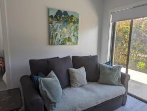 Posezení v ubytování 2 bedroom apartment with Garden views in Sydney