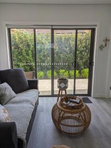 2 bedroom apartment with Garden views in Sydney في سيدني: غرفة معيشة مع أريكة ونافذة كبيرة