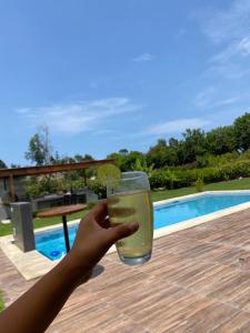 una persona sosteniendo un vaso con lima. en Casa de campo con piscina, en Miraflores