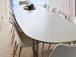 una mesa blanca y sillas en una habitación en Two-Bedroom Holiday home in Hjørring 1, en Lønstrup