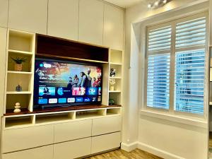 ein Wohnzimmer mit einem Flachbild-TV in einer Wand in der Unterkunft Location Location Executive Apartment in Sydney