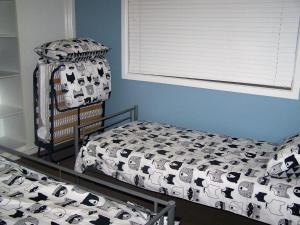 2 camas individuales en un dormitorio con ventana en Briney Mia at Hat Head - No Sheets or Towels Provided, en Hat Head