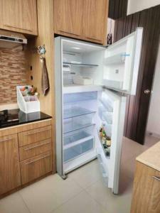 - un réfrigérateur avec une porte ouverte dans la cuisine dans l'établissement Home in Royal Hills Nakhon Nayok, à Nakhon Nayok