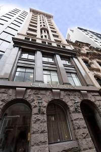 un edificio alto con un cartel encima en Location Location Executive Apartment en Sídney