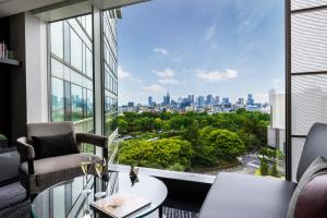 una oficina con vistas a la ciudad desde una ventana en Hotel New Otani Tokyo EXECUTIVE HOUSE ZEN, en Tokio