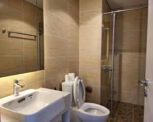 ein Bad mit einem Waschbecken, einem WC und einer Dusche in der Unterkunft 2 BR Vinhomes Dcapitale next to Charmvit Tower in Hanoi