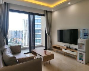 uma sala de estar com um sofá e uma televisão de ecrã plano em 2 BR Vinhomes Dcapitale next to Charmvit Tower em Hanói
