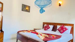 1 dormitorio con 1 cama y un globo azul en la pared en Sanasuma Villa, en Bentota