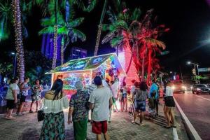eine Gruppe von Menschen steht um einen Weihnachtsleuchtturm herum in der Unterkunft O melhor de Maceió, Edf Time, Ponta verde. in Maceió + 35 Fotos