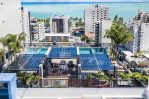 Blick auf ein Gebäude mit Pool in der Unterkunft O melhor de Maceió, Edf Time, Ponta verde. in Maceió