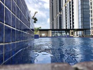 een zwembad in een stad met hoge gebouwen bij Sea View One Bedroom Apartment In Bluhen Tower in Batam Center