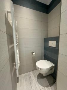 een badkamer met een wit toilet in een kamer bij Le Vigia in Menton
