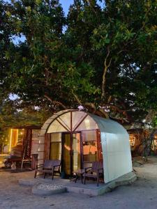 Tienda pequeña con 2 sillas y mesa en Siquijor Glamping Village en San Juan