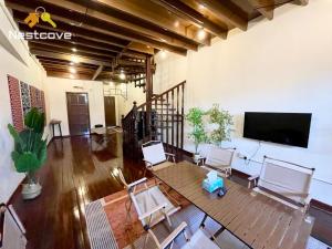 TV a/nebo společenská místnost v ubytování SOINN Jonker Guesthouse By Nestcove