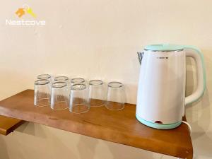 Příslušenství pro přípravu čaje a kávy v ubytování SOINN Jonker Guesthouse By Nestcove