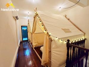 um quarto com uma tenda com luzes em SOINN Jonker Guesthouse By Nestcove em Malaca