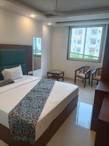 Een bed of bedden in een kamer bij Hotel Ambience Palace Near IGI Airport Delhi