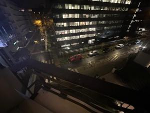 una vista de una ciudad con coches estacionados frente a un edificio en ALTAMIRA (Paris Expo - Porte de Versailles), en Issy-les-Moulineaux