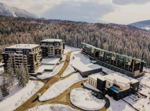 una vista aerea di un resort sulla neve di SilverDeluxe a Poiana Brasov