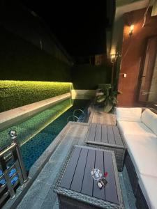 Una piscina con una mesa con un par de tijeras. en Cao Son Hotel, en Bắc Quang