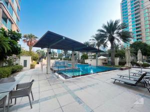 Bazén v ubytování Stunning & Spacious Apt with Balcony Dubai Marina nebo v jeho okolí