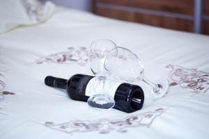 a pair of wine glasses sitting on top of a bed at Country House in Beer Sheva