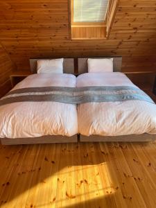 Postelja oz. postelje v sobi nastanitve 山中湖湖畔高級ログハウス 充電富士168