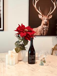 una botella de vino en una mesa con una foto de un ciervo en Cozy 3BR Apartment Walking Distance to GOMA, en Brisbane 27 fotos más