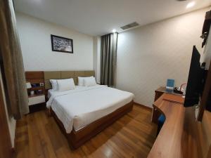 een hotelkamer met een bed en een televisie bij A25 Hotel - Lê Thị Hồng Gấm in Ho Chi Minh-stad