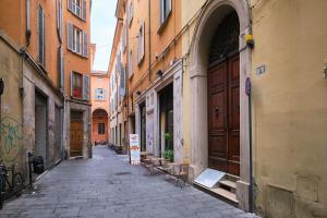 Une ruelle dans une vieille ville avec des bâtiments dans l'établissement Lussuoso Appartamento nel Cuore del Centro Storico, à Bologne