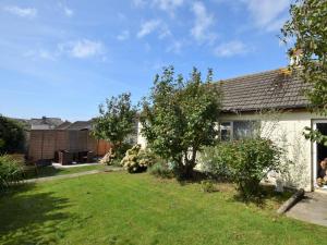 a house with a yard in front of it at 2 bed in Bude 58818 in Bude