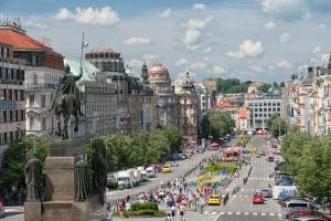 APARTMENT GOLDEN PRAGUE - WENCESLAS SQUARE في براغ: شارع المدينة فيه تمثال رجل على جواد
