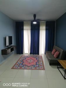 - un salon avec un canapé et un tapis dans l'établissement Jannah Guest House Putrajaya, à Putrajaya