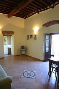 a living room with a couch and a table at Villa Brancatelli in Riotorto